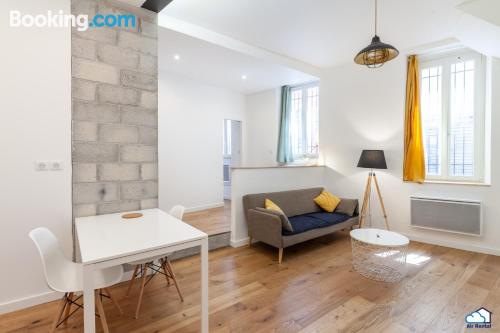 One bedroom apartment place in Marseille. Homey!.