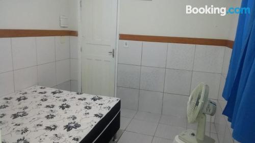 Apartamento aconchegante de dos dormitórios em Cabo Frio.