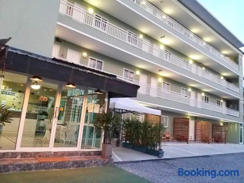 Apartamento em Chon Buri, ideal para 2 pessoas.