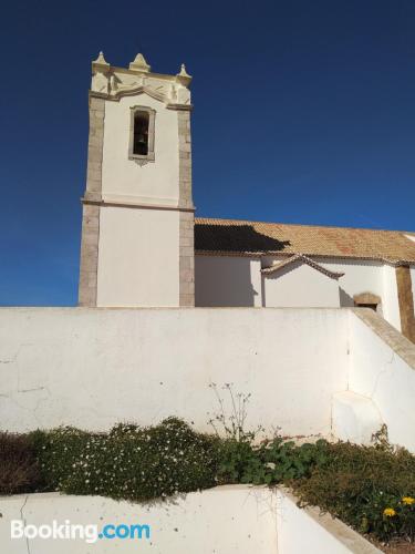 Apartamento com terraço, numa posição central de Vila do Bispo.