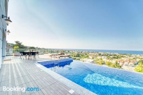 Apartamento com piscina. Terraço!