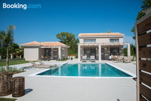 Apartamento con vistas con piscina.