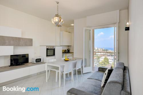 Appartement de deux chambres à Desenzano Del Garda, parfait pour 5 ou plus