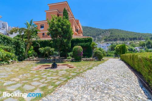 Apartamento con piscina en buena zona de Alcaucín