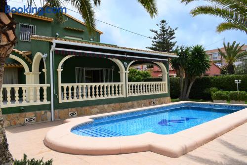 Apartamento con vistas con piscina.