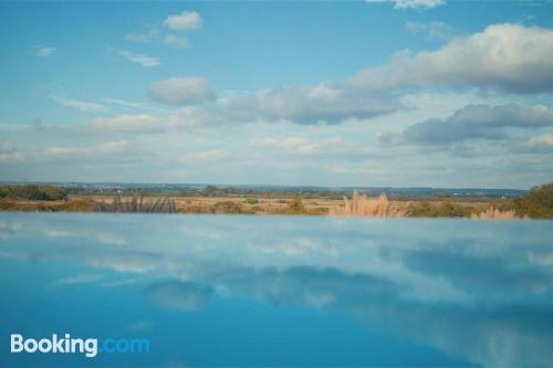 Apartamento con piscina. Con cuna.