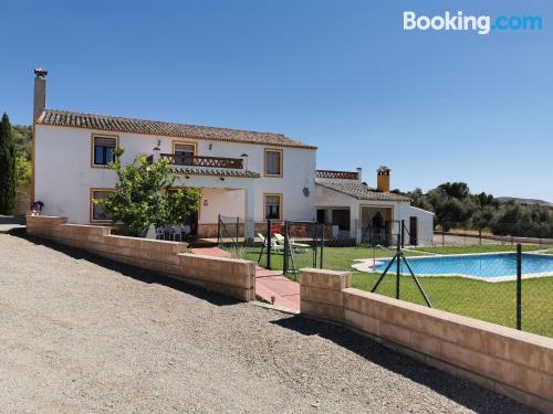 Appartement avec piscine. Terrasse et internet!.