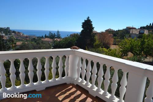 Ample appartement. Terrasse et internet!.