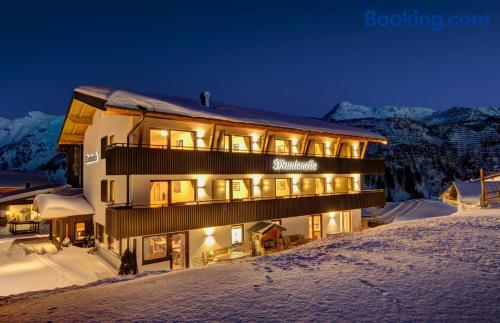 App met terras. Lech am Arlberg aan zijn voeten!