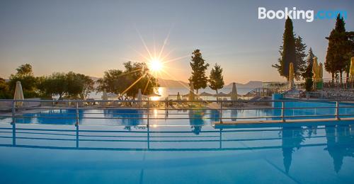 Apartamento con piscina con terraza.