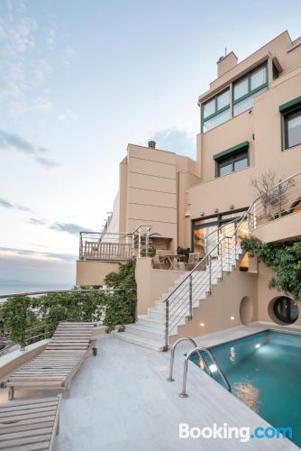Apartamento con piscina en Atenas.