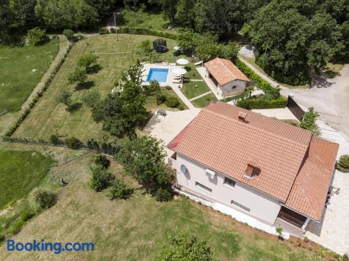 Apartamento con wifi con vistas y piscina.