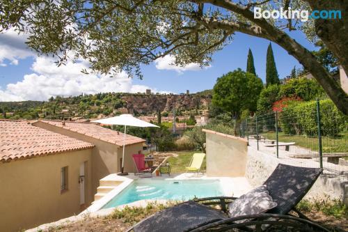 Apartamento con piscina, terraza y conexión a internet