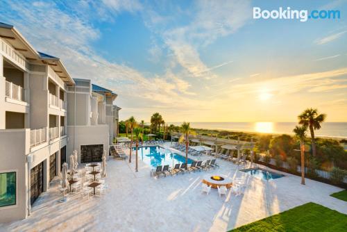 Grosso apartamento em Jekyll Island. Terraço e piscina