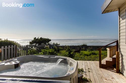 Great for six or more! In best location of Yachats