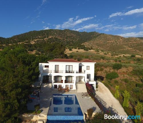 Apartamento em Nea Dimmata. Terraço e piscina.