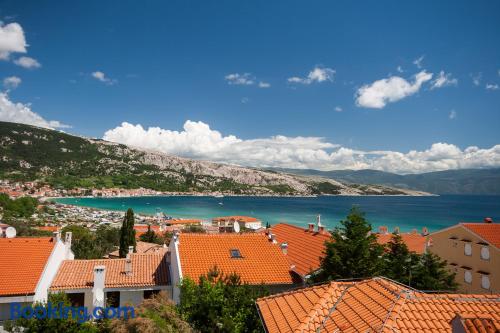 Pequeno apartamento para 2 pessoas, em boa posição de Baška