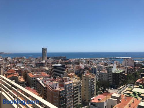 Alicante, buena zona. ¡aire acondicionado!.