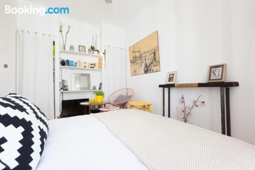 Apartamento con internet, bien ubicado.