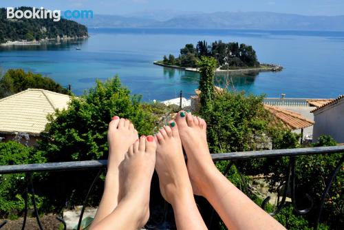 Appartement avec terrasse. Perama à vos pieds!