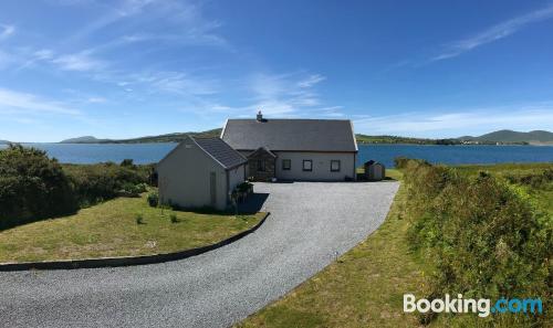 Portmagee à vos pieds. Terrasse et Wifi!