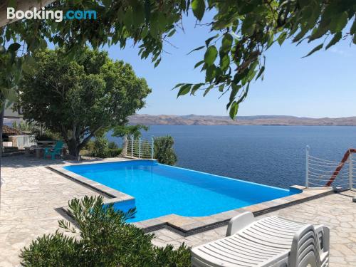 Appartement avec terrasse. Piscine!