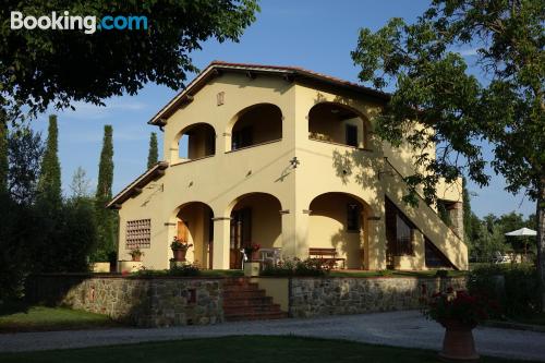 Amplo apartamento em Pergine Valdarno. Terraço e piscina