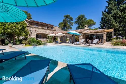 Pequeno apartamento em excelente posição. Terraço e piscina