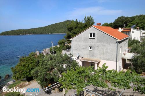 Appartement à Molunat. Terrasse et internet!.