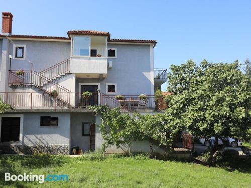 Spacieux appartement avec deux chambres. Terrasse et Wifi!