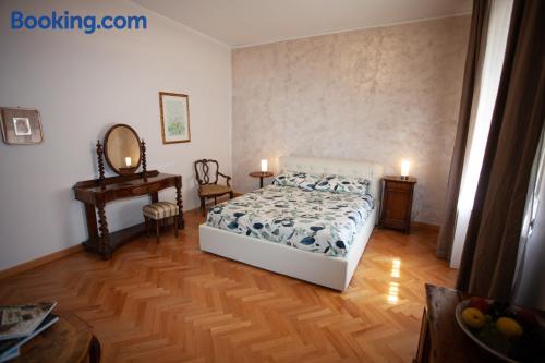 Buena zona con aire acondicionado en Verona con terraza y internet.