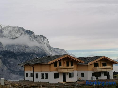 Apartamento de tres habitaciones con conexión a internet y terraza.