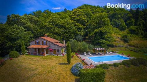 Apartamento cães bem-vindos à Bagni Di Lucca. Terraço e piscina.