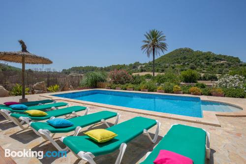 Idéal pour 5 personnes ou plus!. Piscine et terrasse.