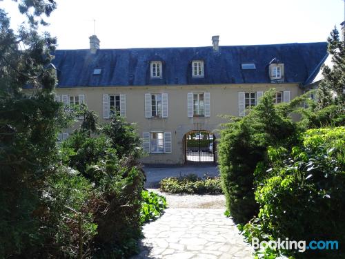 Apt in Bayeux. Mit Kinderbett