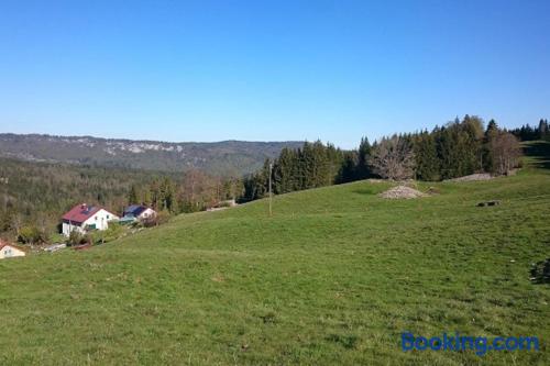 Ferienwohnung mit Kinderbett. In Les Rousses