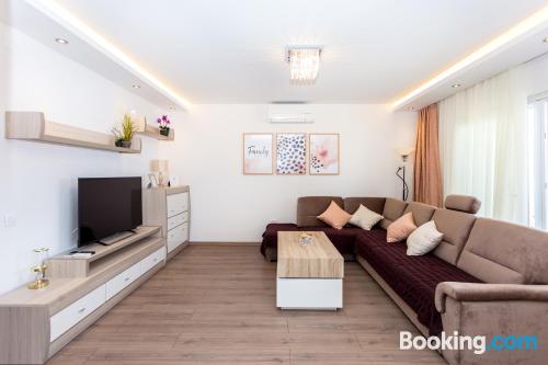 Extenso apartamento em Omiš. Ar condicionado!