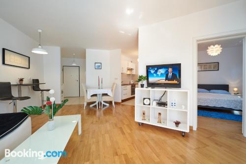 Apartamento cães bem-vindos à Trogir. Wi-fi e terraço