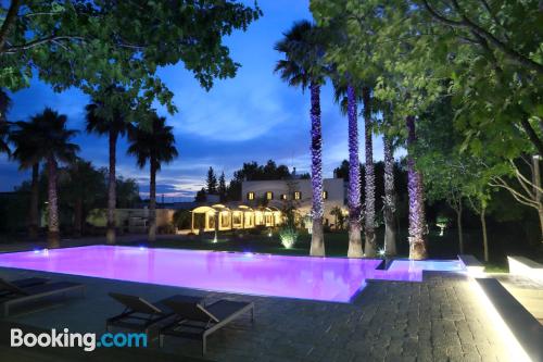 Grosso apartamento com piscina. Terraço!