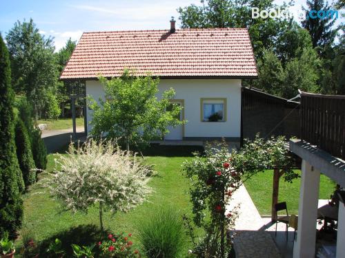 Klein Ferienwohnung in Rakovica. Terrasse!