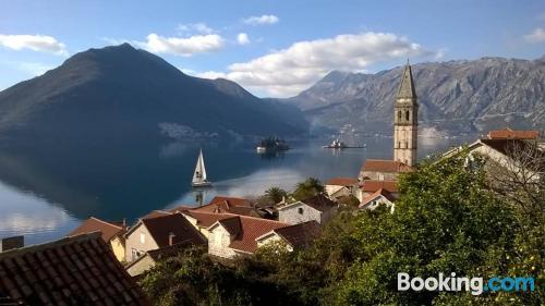 Appartamento con terrazza e Internet, a Perast