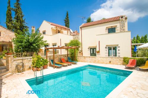 Appartement avec piscine. Douliana est votre!.