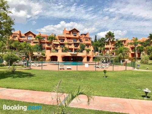 Apartamento com piscina e ar condicionado em Estepona.