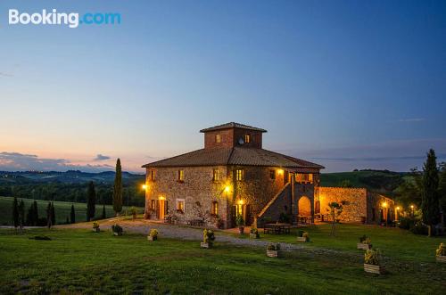 Petit appartement à Laiatico. Terrasse et Wifi!