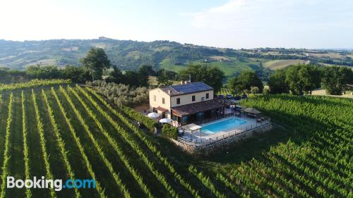 Praktische Wohnung in Loro Piceno. Mit Kinderbett