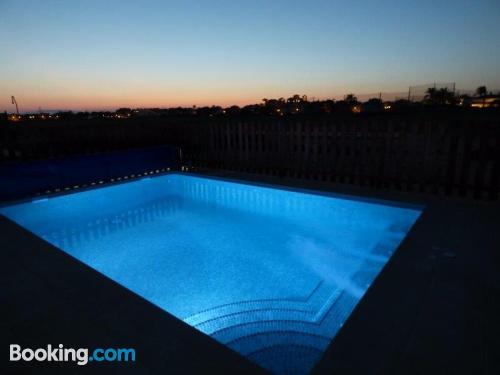 Appartement avec piscine et l'air concdetionné. Wifi et terrasse