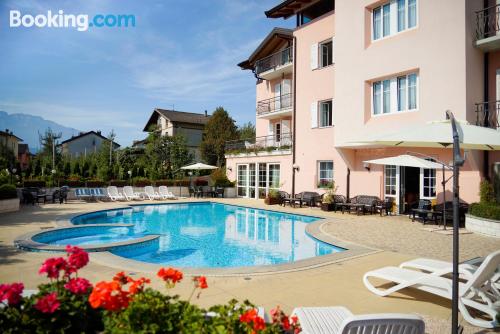 Klein Apt in Levico Terme. Pool und Terrasse