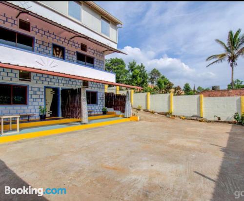 Praktische Ferienwohnung in Madikeri. Terrasse!