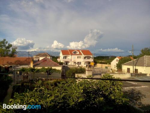 Apartamento pequeno de 2 dormitórios. Terraço!