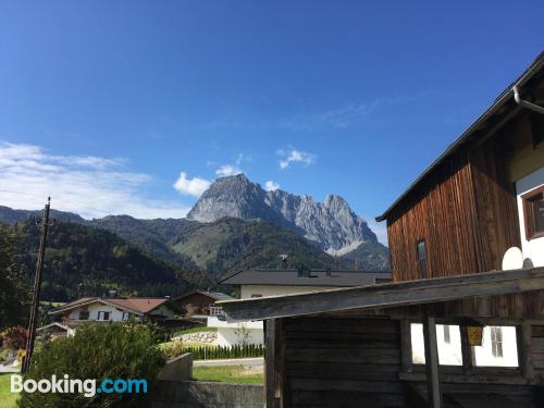 Pratique studio. Kirchdorf in Tirol à vos pieds.